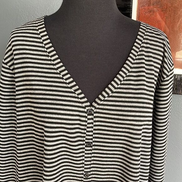 Lane Bryant black/gray lightweight stretch V neck button front thermal top 22/24 - Picture 2 of 5